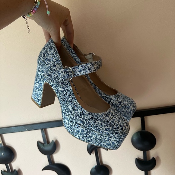 Blue Floral Print Platform Mary Jane Pumps - Picture 4 of 6